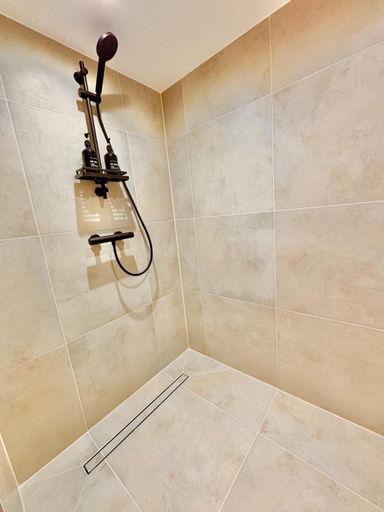 Shower 2, Shared Apartment am Binnenhafen, Hamburg