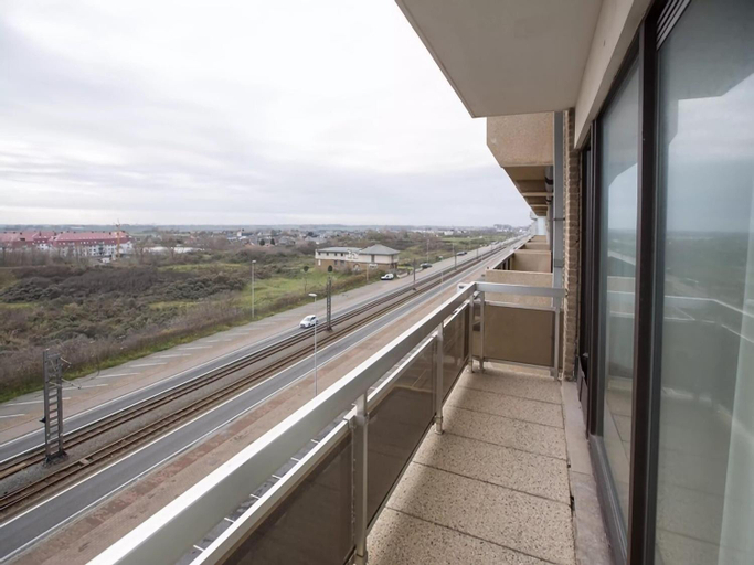 Others 5, Beachfront Bliss with Parking, West-Vlaanderen