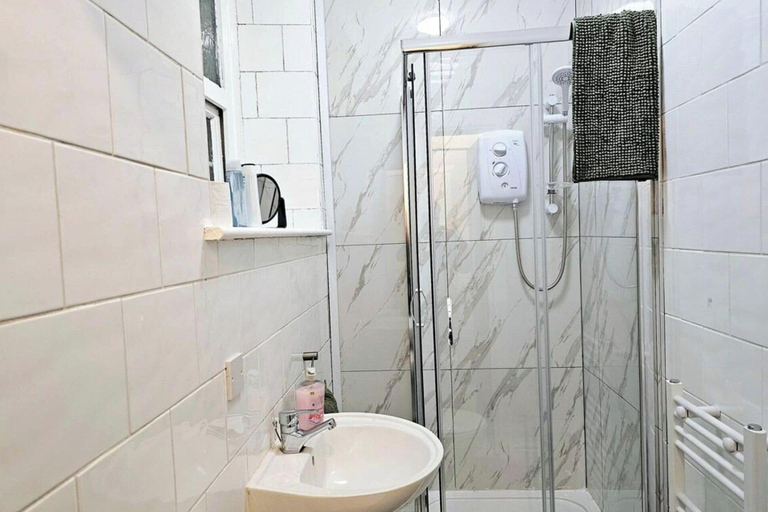 Bathroom, Flat - Sleeps 4 - Wifi, Bridgend
