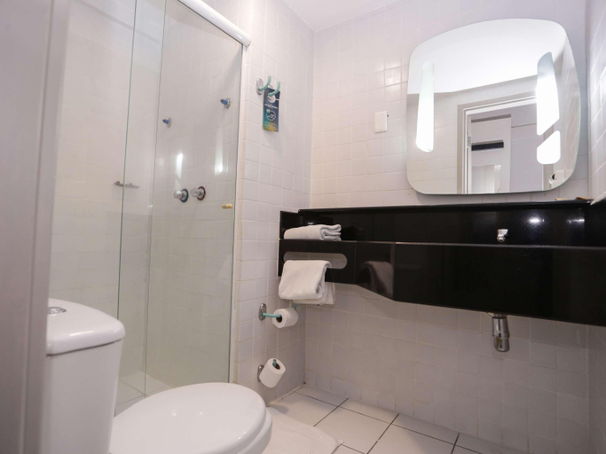Bathroom 3, Ibis Teresina, Teresina