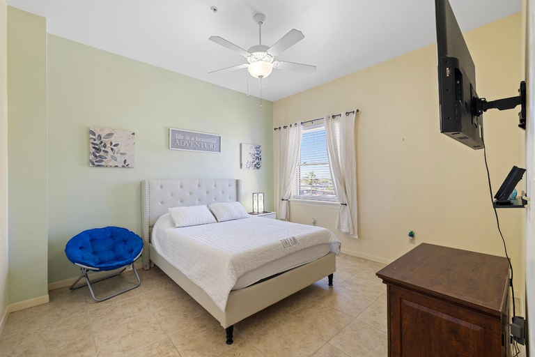Bedroom, cozy & spacious condo 10min walk to beach, Cameron