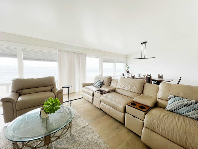 Living area, @marbella Lane-oceanfront Retreat w/ Stunning View, San Mateo