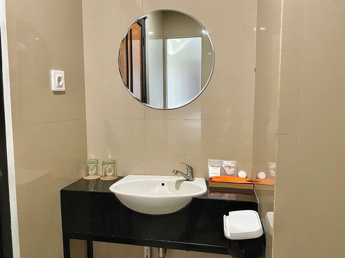 Bathroom 5, Front One Hotel Gombong, Kebumen