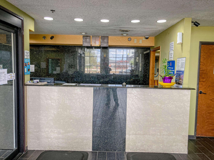 Public Area 2, Motel 6 Elkhart, IN, Elkhart
