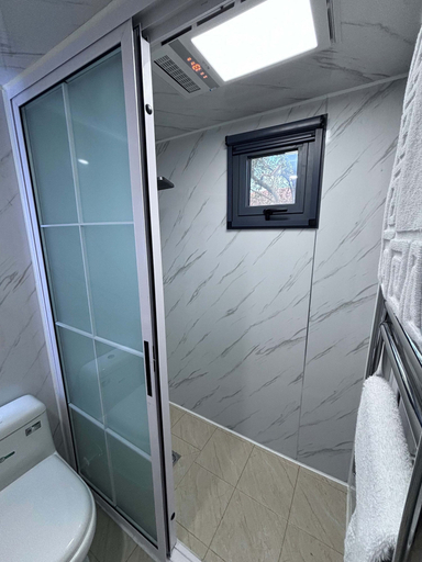 Room 4, Glamping Pod With a Hot Tub in Orchard, Pembrokeshire