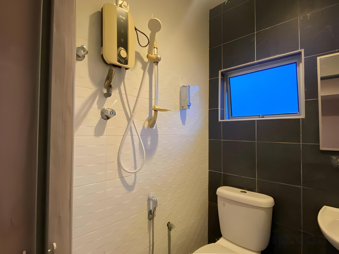 Bathroom 3, ROYAL HOTEL by MR VJ Business, Kuantan