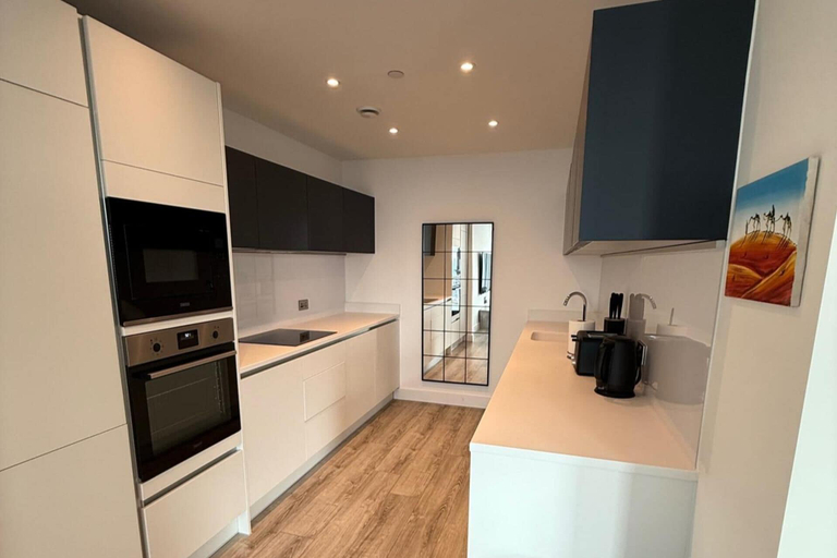 Private kitchen, Apt Sleeps 6 With Two Bathrooms, Manchester