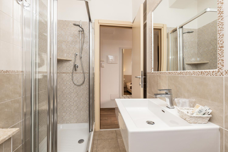 Bathroom 4, Hotel Nettuno, Nuoro