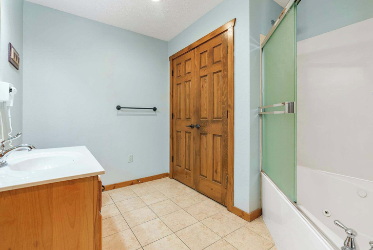 Bathroom 4, Kemper's Duet Cabins, Stone