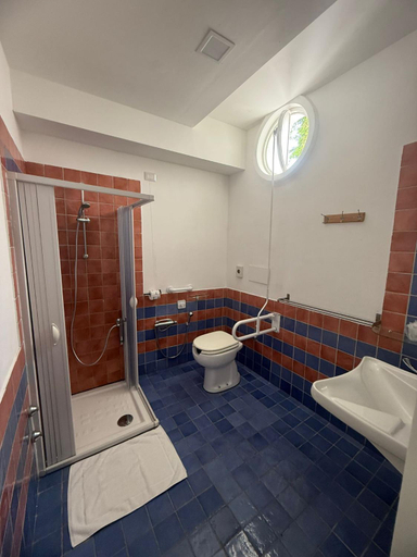 Bathroom 4, Medea Beach Resort, Salerno