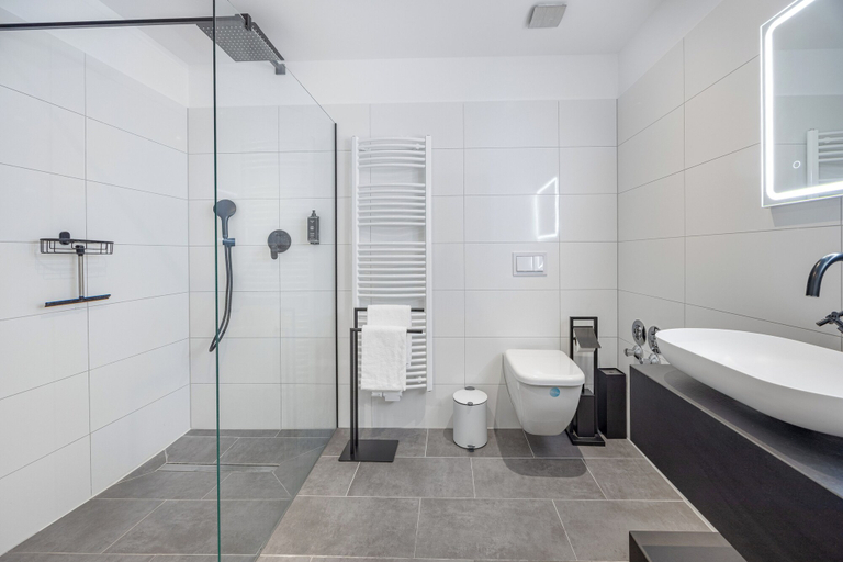 Bathroom 5, zzzpace Smart-Hotel Krefeld, Krefeld