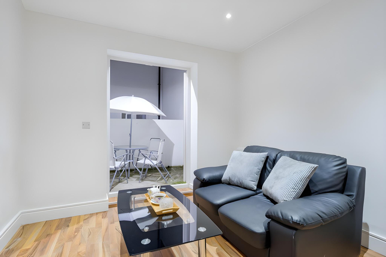 Others 5, apartment 1c, London