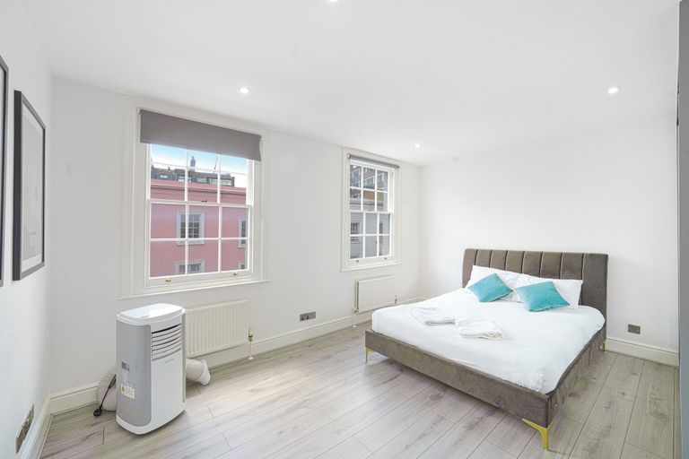Room 2, Flat 4 Beauchamp Place, London
