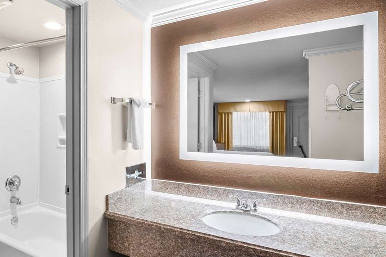 Bathroom 2, SureStay by Best Western Lakeview, Lake