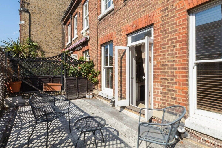 Others 5, Stylish 1-bed With a Roof Terrace, London