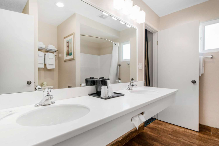 Bathroom 3, Ramada Bayside Inn and Suites, Humboldt