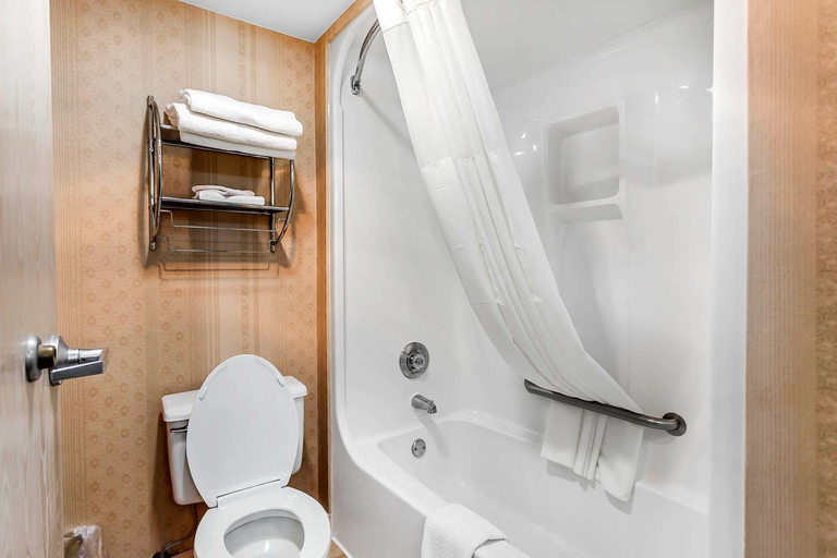 Bathroom 3, Quality Inn Dumas, Moore