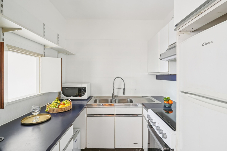 Private kitchen 5, Chic 1BR Steps from Opéra Garnier, Paris