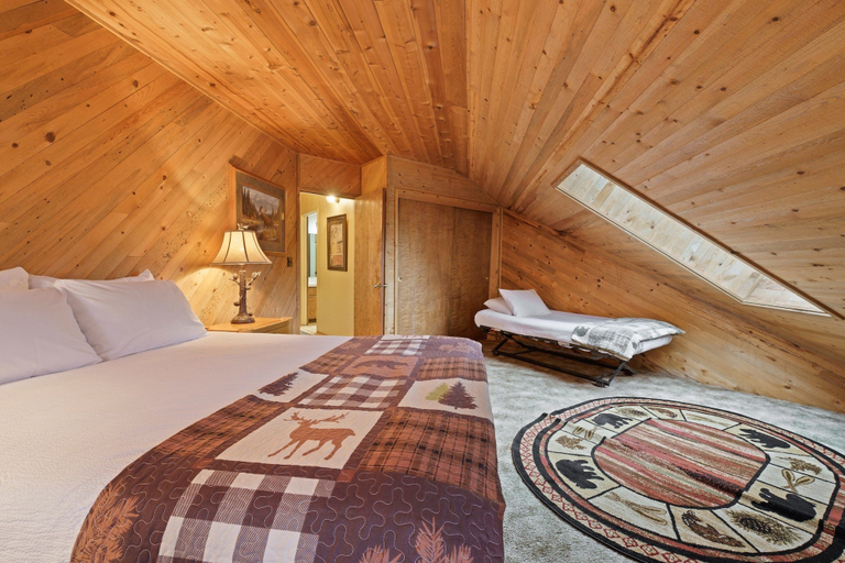 Room 5, Poplar 35 5 Bedroom Home, Deschutes