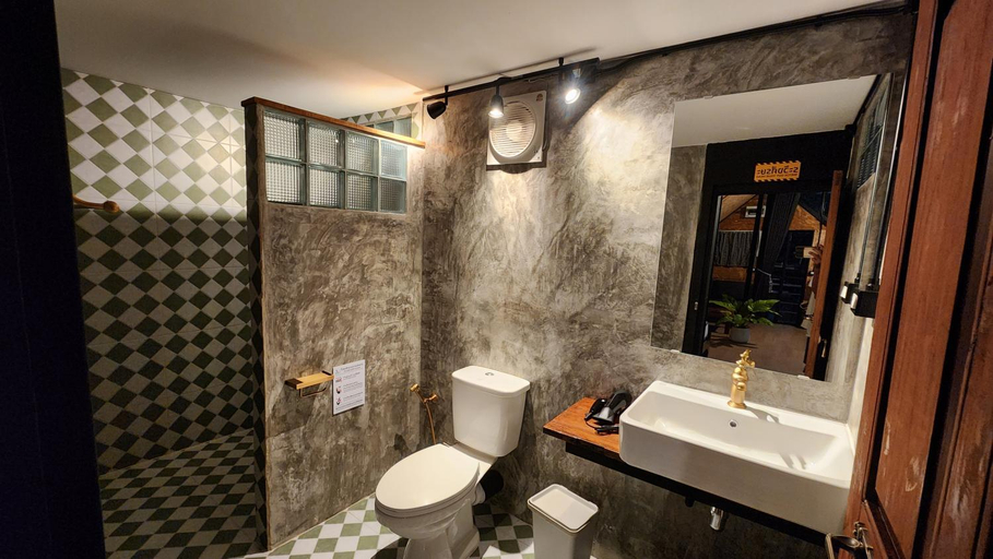 Bathroom 4, Seven 50s, Pai