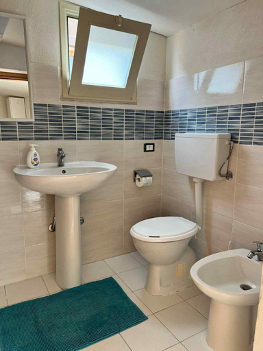 Bathroom 2, Marzamemi Da Giusy, Syracuse