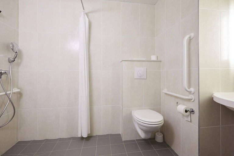 Bathroom 4, B&B HOTEL Lyon Caluire Cité Internationale, Rhône