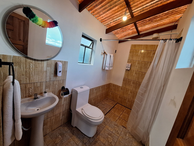 Bathroom 4, Kalluchi Ecolodge SunIsland TiticacaLake, Manco Kapac