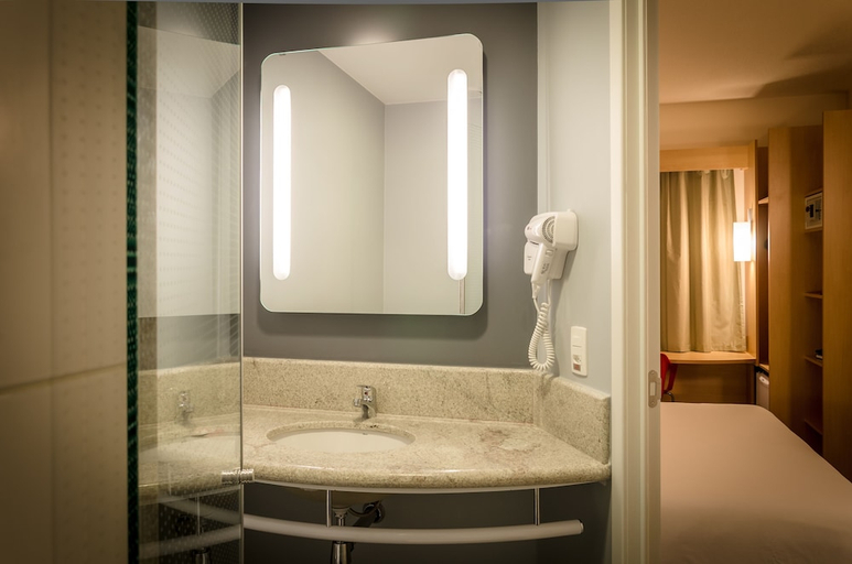 Bathroom 4, ibis Porto Alegre Assis Brasil, Porto Alegre