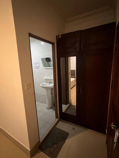 Bathroom, The Dubliner Inn, Phnom Penh