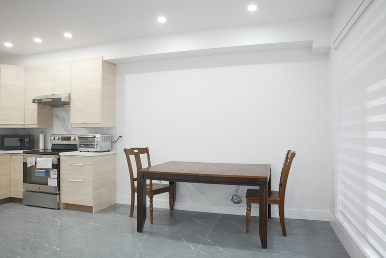 Others 4, New Luxury Walkout Suite Near University-BY ROOM, Division No. 6