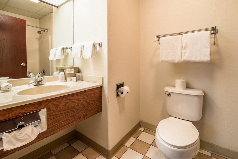Bathroom 4, Days Inn By Wyndham Kentland, Newton