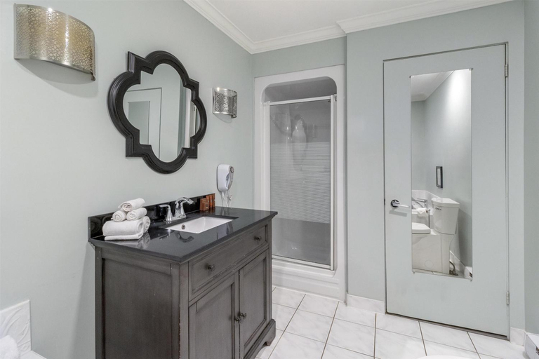 Bathroom 4, Dannys Hotel Suites SureStay Collection by BW, Gloucester