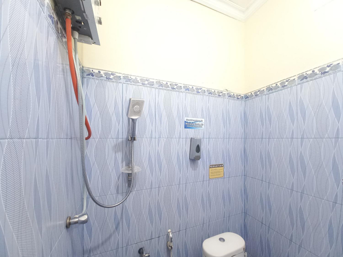 Bathroom 4, Hotel O Lancar Homestay Syariah, Malang