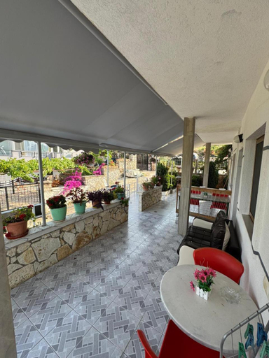 Others 5, Koci Apartments, Sarandës