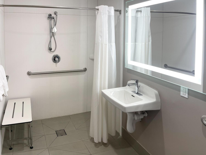 Bathroom 3, Motel 6 Morro Bay, San Luis Obispo