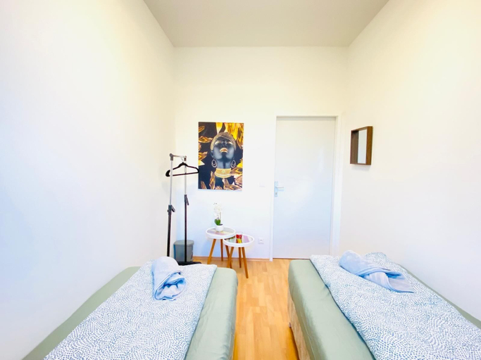 Room 4, 5 Bedroom Apartment near Schonbrunn, Wien