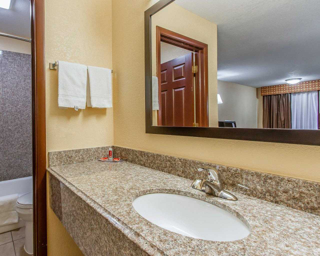 Bathroom, Econo Lodge Purcell, McClain