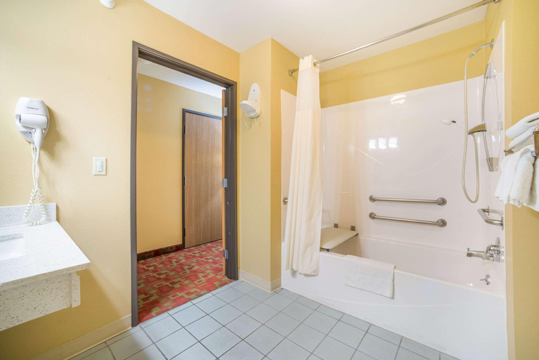 Bathroom 4, Quality Inn O'Fallon Il - St. Louis, Saint Clair