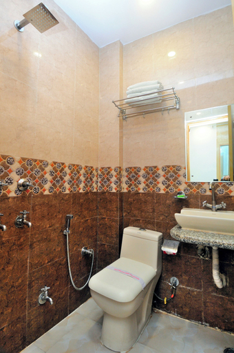 Bathroom 3, Check In Room New Delhi Railway Station, Delhi
