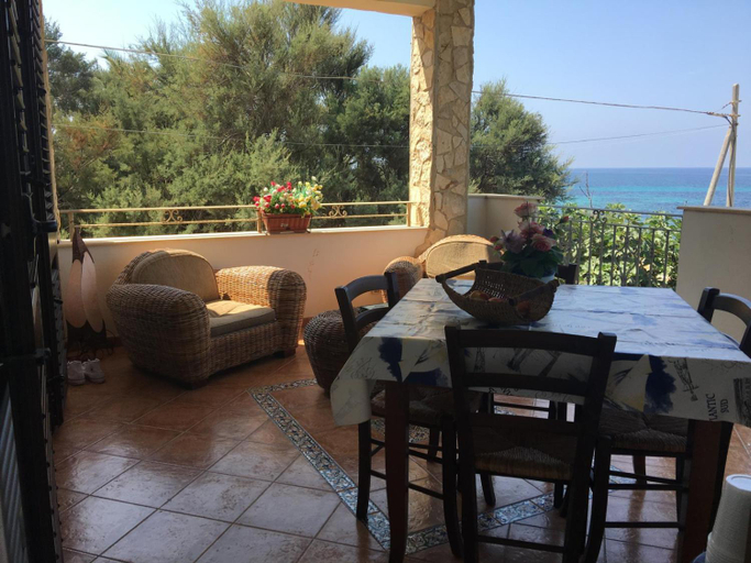 Others 5, Villa rosa fronte mare, Trapani