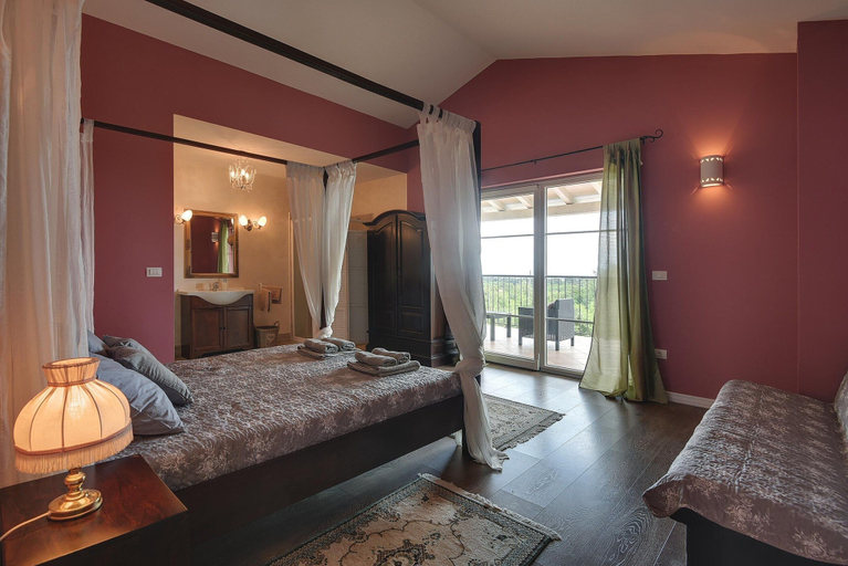 Room 5, Villa in Rakalj Near Beaches With Pool, Marčana