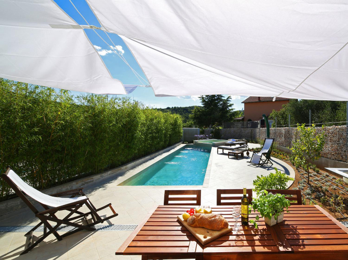 Sport & Beauty 2, Charming Villa with Pool, Bilice