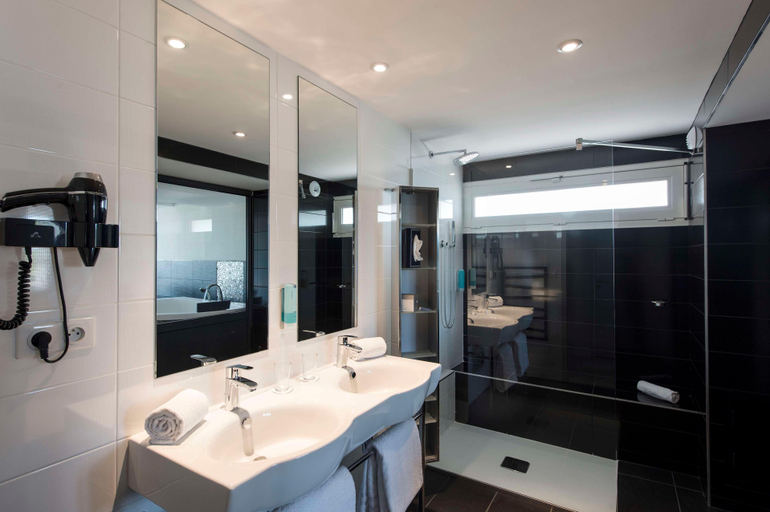 Bathroom 3, Les Pins Thalasso SPA Valdys, Vendée