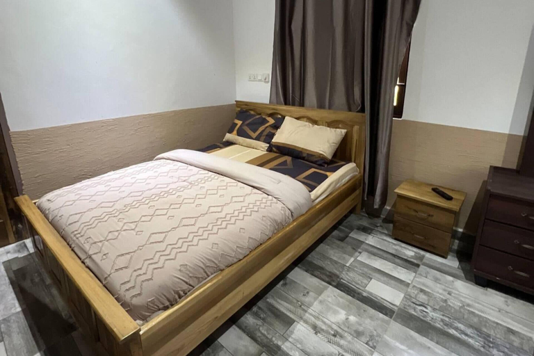Room 3, 5 Bedroom House Sleeps 12 -Balcony -Hired security, Dangbe East