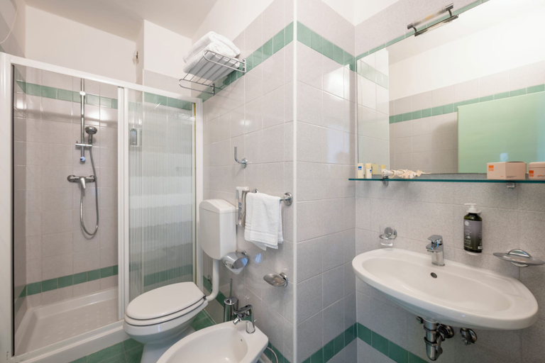 Bathroom 5, Hotel Luna, Venezia