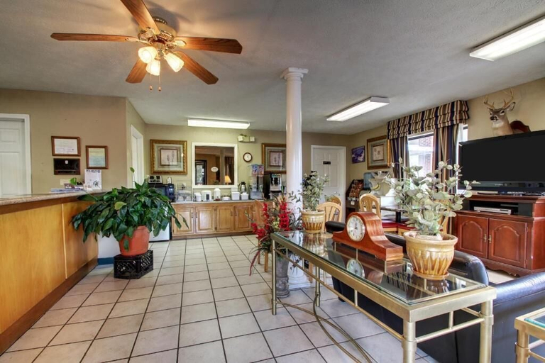 Interior, Oak Tree Inn, Holmes