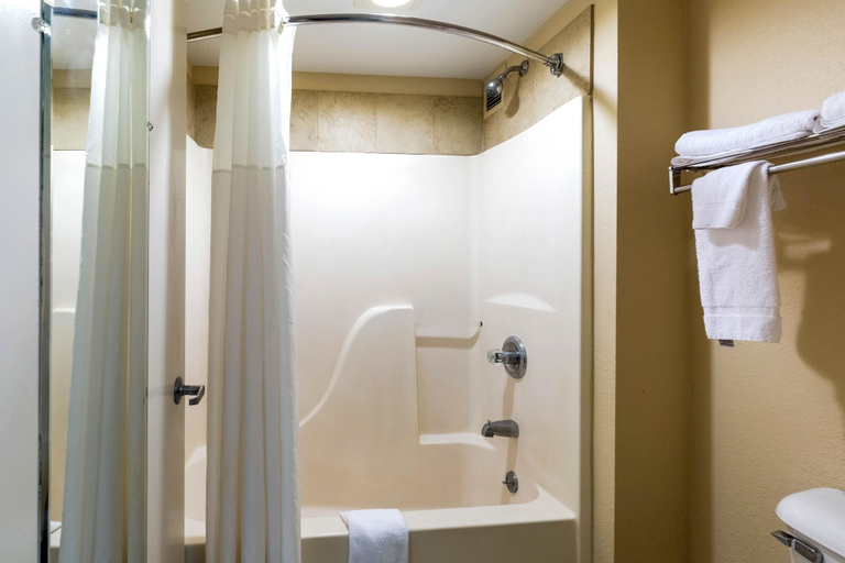 Bathroom 4, Quality Inn Alexandria, Rapides