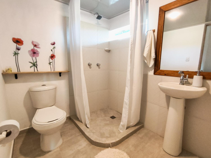 Bathroom 3, Casa Laureles, Filandia