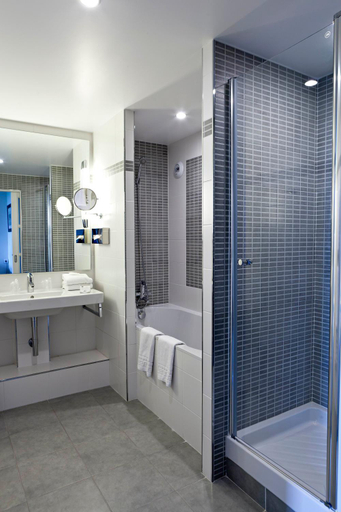 Bathroom 4, Najeti Hotel du Golf, Pas-de-Calais