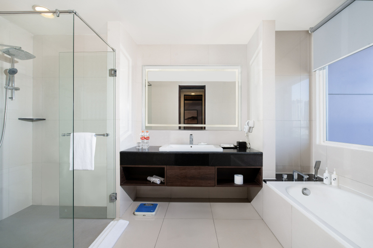 Bathroom 5, Swiss-Belinn Manyar, Surabaya